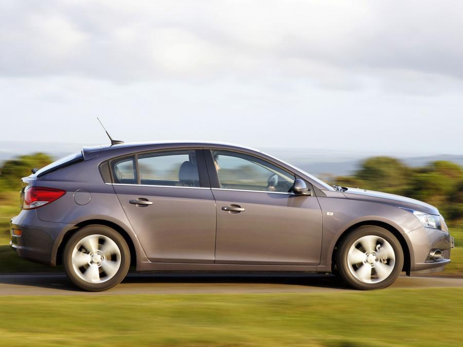  Chevrolet Cruze Hatchback 2011 года  (UK) (фото 38 из 43)